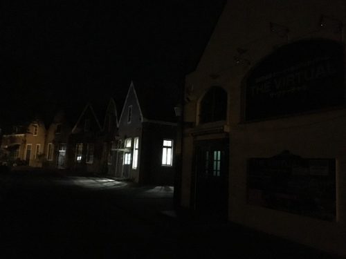ハウステンボス園内　夜のコインランドリー外観